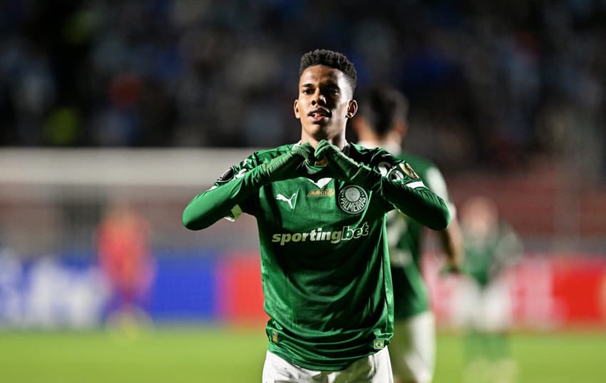 Estêvão comemora gol no jogo do Palmeiras contra o Bolívar