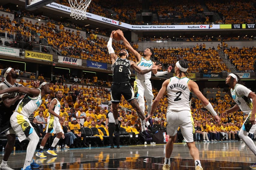 Tyrese Haliburton, do Pacers, durante toco contra Gary Trent Jr., do Bucks, pelos playoffs da NBA (Foto: Joe Murphy/NBAE via Getty Images/AFP)