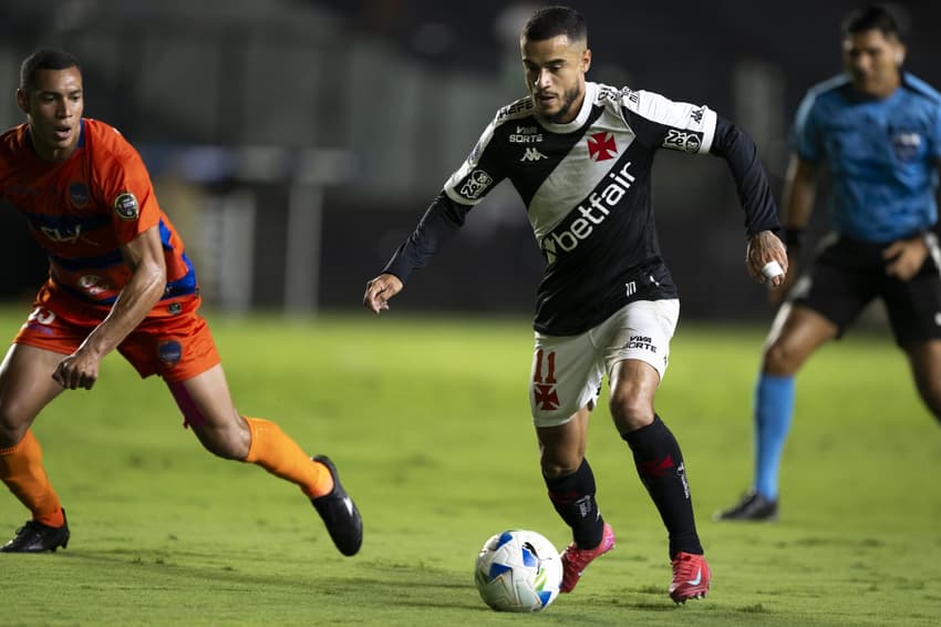 Coutinho em ação contra o Puerto Cabello pela Sul-Americana