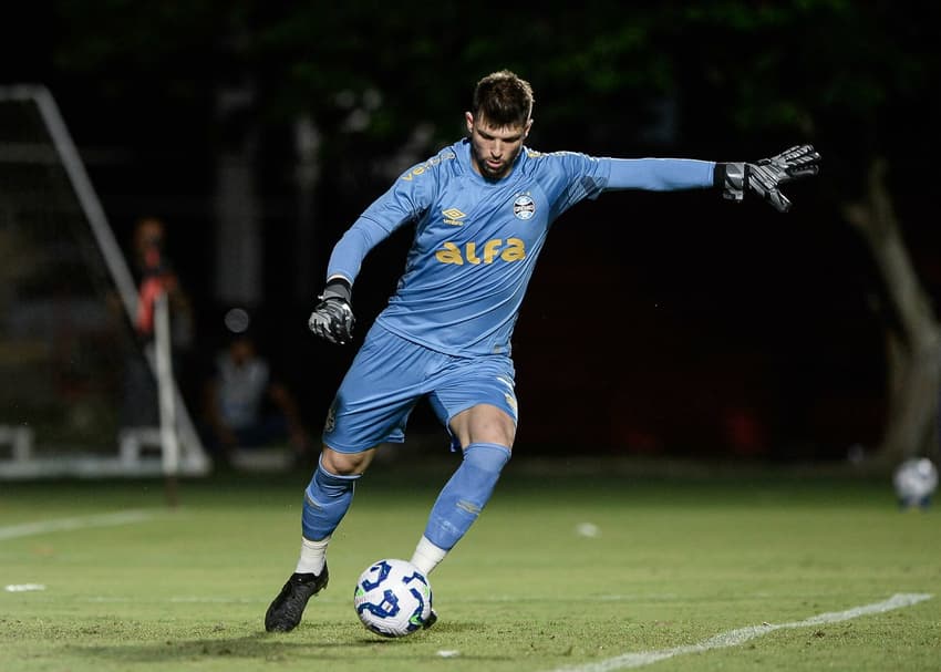 Tiago Volpi, goleiro do Grêmio. (Foto: Jhony Pinho/AGIF)