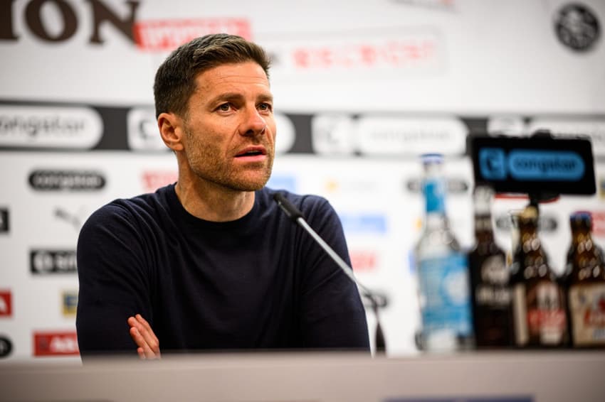 Xabi Alonso em coletiva de imprensa pelo Bayer Leverkusen