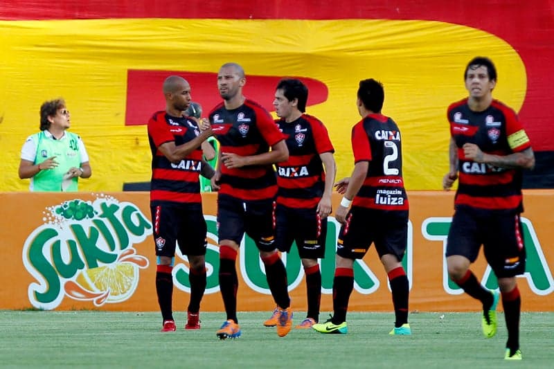 Jogadores do Vitória comemoram gol de Dinei contra o Santos Foto: Felipe Oliveira