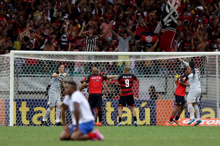Jogadores do Vitória comemoram último triunfo contra o Bahia em Brasileirão Foto: Felipe Oliveira