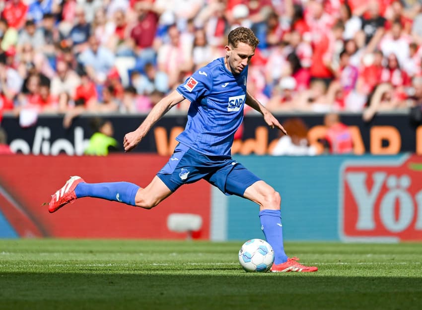Arthur Chaves em partida do Hoffenheim contra o Bayern de Munique pela Bundesliga (Foto: Divulgação / TSG Hoffenheim)