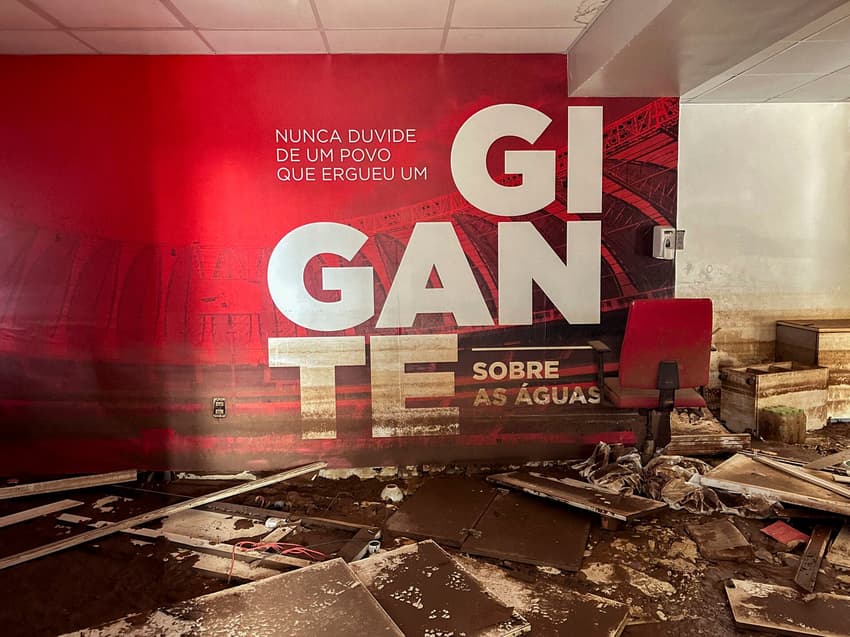 Interior do estádio Beira-Rio após a enchente de 2024