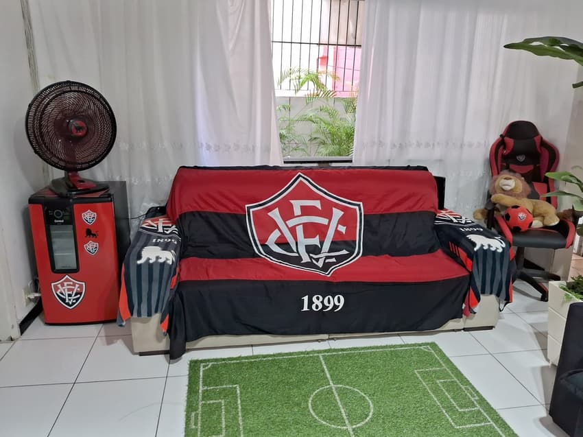 A sala de estar de Rosecleide tem o escudo do Vitória espelhado por todos os lados Foto: Rafael Carmo / Lance!