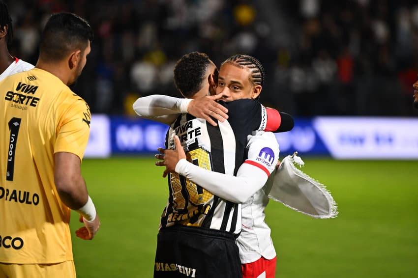 Neymar e Xavi Simons se enfrentam em amistoso do Santos diante do RB Leipzig, em Bragança Paulista. (Foto RB Leipzig/ Divulgação)