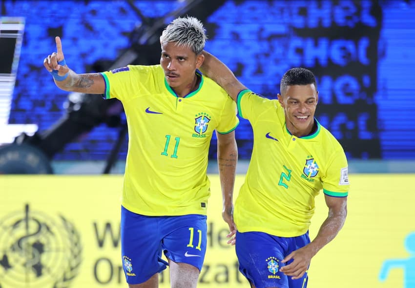 Mauricinho e Benjinha comemoram um dos gols do passeio contra Omã, na Copa do Mundo de Futebol de Areia