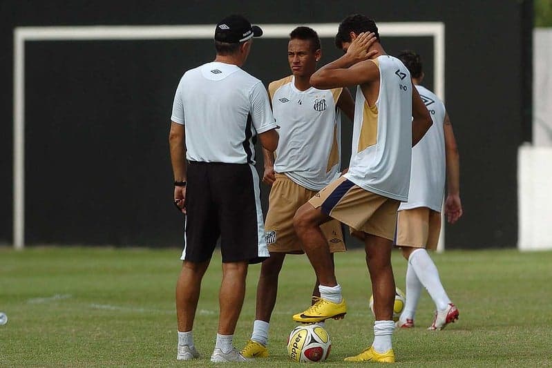 Dorival Jr ao lado de Neymar e Ganso