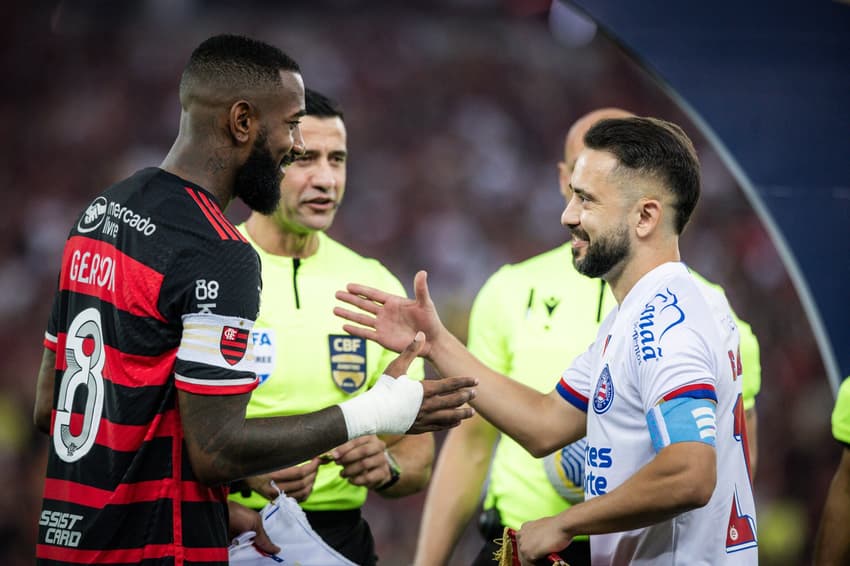 Gerson e Everton Ribeiro se cumprimentam antes de Flamengo x Bahia pela Copa do Brasil 2024 Foto: Rafael Rodrigues / EC Bahia