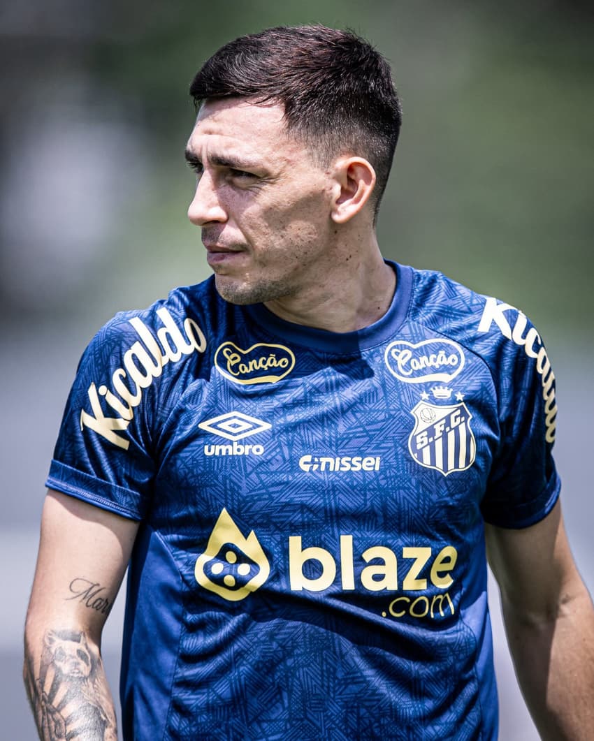 Escobar deve jogar na lateral-direita (Foto: Raul Baretta/ Santos FC)