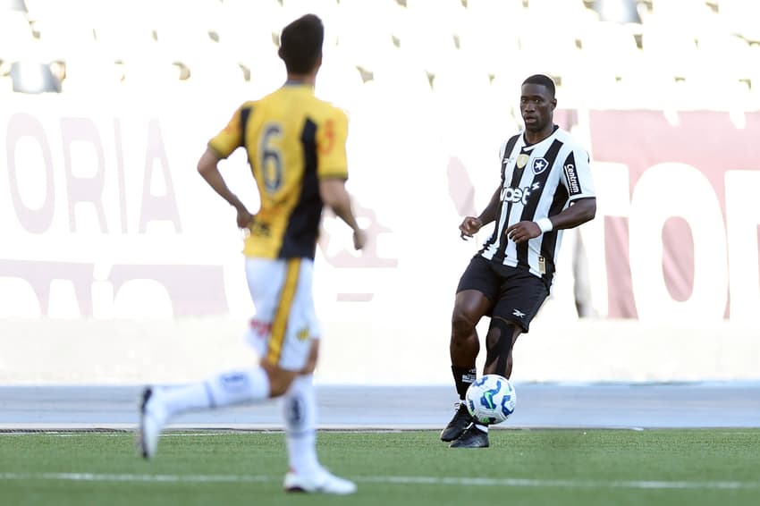Bastos em ação pelo Botafogo contra o Novorizontino (Foto: Vítor Silva/Botafogo)
