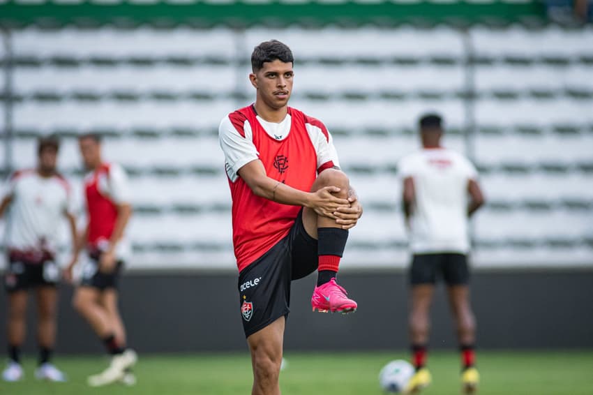 Felipe Cardoso aquece antes da partida contra o Juventude Foto: Victor Ferreira / EC Vitória