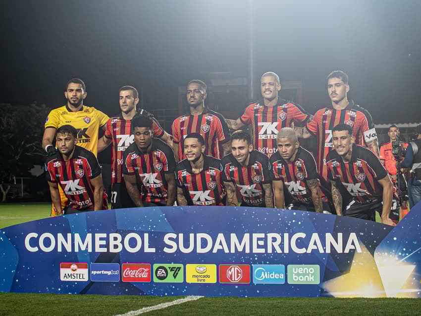 Elenco do Vitória antes da partida contra o Cerro Largo Foto: Victor Ferreira / EC Vitória