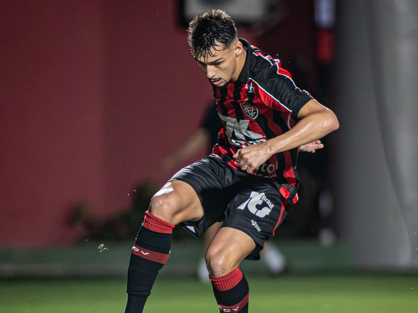 Claudinho em ação contra o Defensa y Justicia Foto: Victor Ferreira / EC Vitória