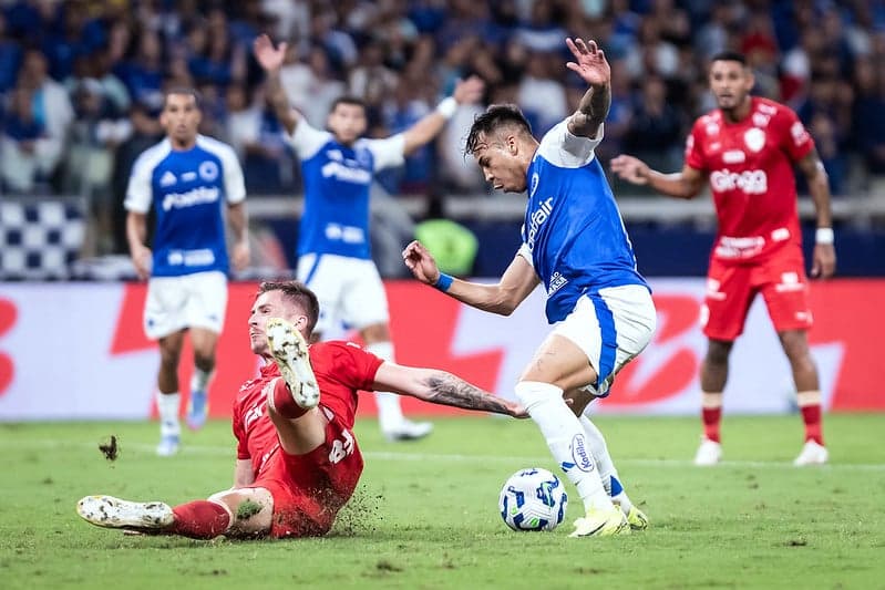 Kaio Jorge, do Cruzeiro, dribla o zagueiro Bernardo, do Vila NOva-GO
