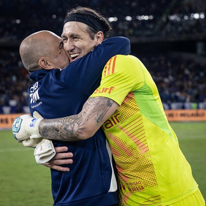 Técnico Leonardo Jardim abraça goleiro Cássio, após vitória do Cruzeiro sobre o Flamengo (Foto: Gustavo Aleixo/Cruzeiro)