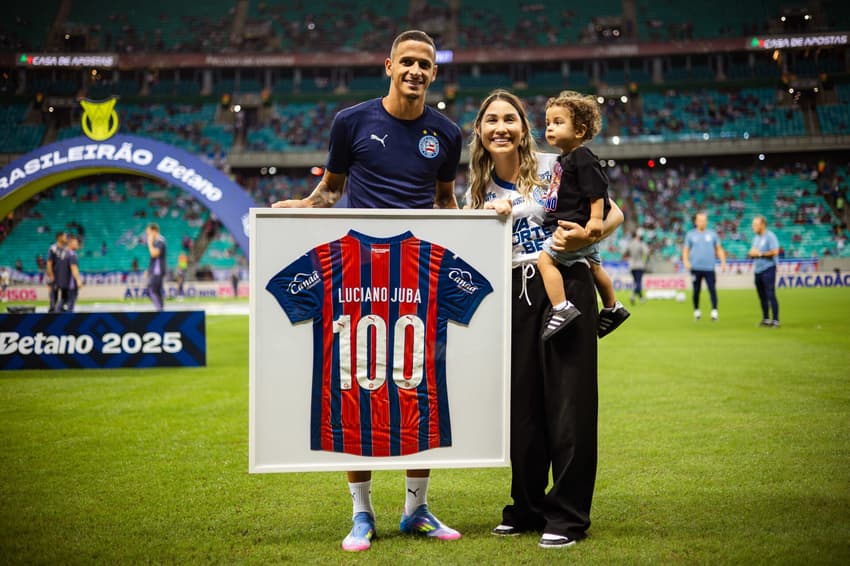 Juba é homenageado ao lado da família na Arena Fonte Nova Foto: Letícia Martins / EC Bahia