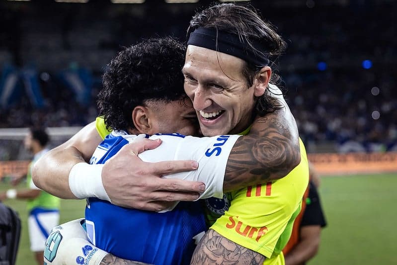 Goleiro Cássio, do Cruzeiro, abraça Gabigol (Foto: Gustavo Aleixo/Cruzeiro)