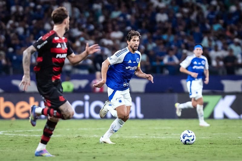 Volante Lucas Silva, do Cruzeiro, em jogo contra o Flamengo (Foto: Gustavo Aleixo/Cruzeiro)