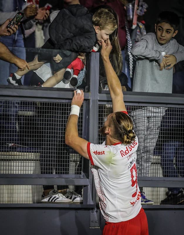 Isidro Pitta comemora gol marcado na vitória do Red Bull Bragantino diante do Mirassol. (Foto: Ari Ferreira/Red Bull Bragantino.)