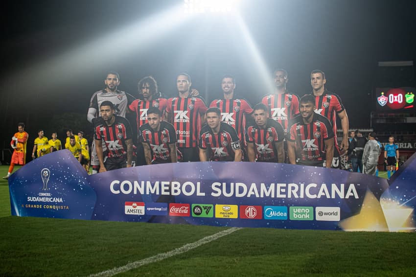 Time do Vitória antes do jogo contra o Defensa y Justicia pela Sul-Americana Foto: Victor Ferreira / EC Vitória