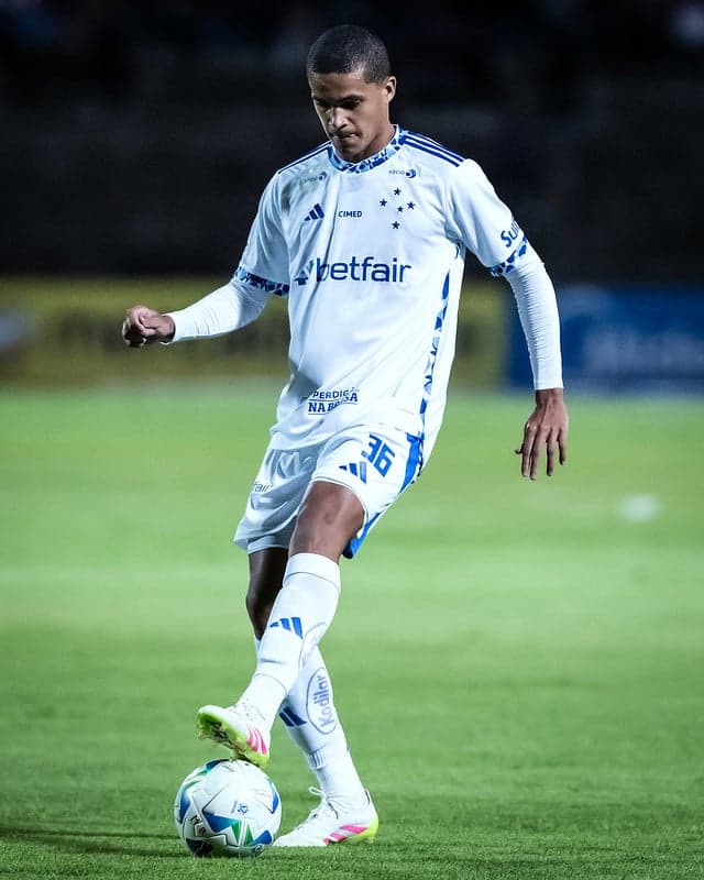 Lateral esquerdo, Kauã Prates, de 16 anos, estreia no Cruzeiro contra o Mushuc Runa (Foto: Gustavo Aleixo/Cruzeiro)