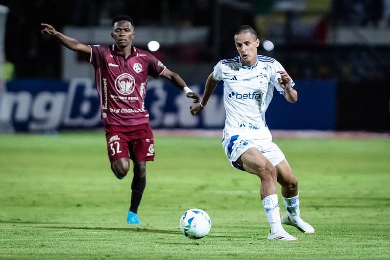 Volante Murilo Rhikman, do Cruzeiro, no jogo contra o Mushuc Runa (Foto: Gustavo Aleixo/Cruzeiro)