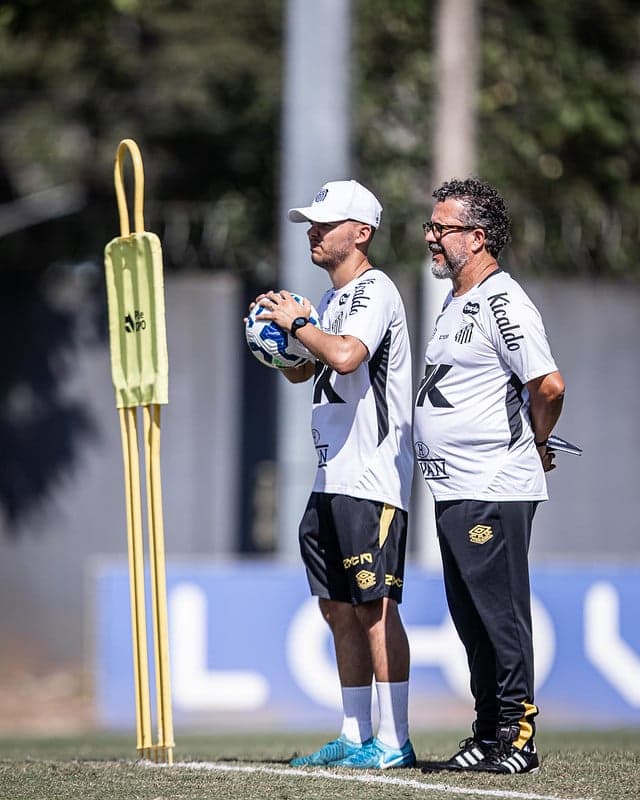 Cléber Xavier comanda treino do Santos no CT Rei Pelé antes do duelo contra o Ceará. (Foto: Raul Baretta/ Santos FC)