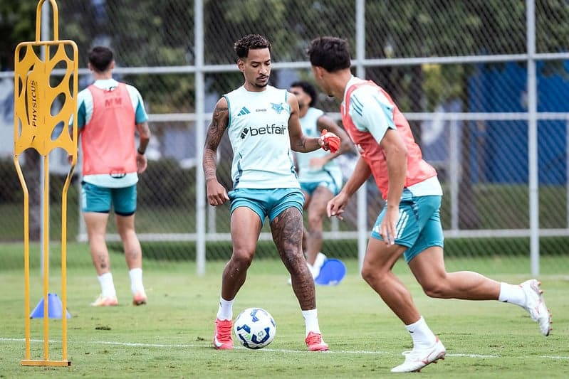 Meia Matheus Pereira, do Cruzeiro, em treino na Toca da Raposa (Foto: Gustavo Aleixo/Cruzeiro)