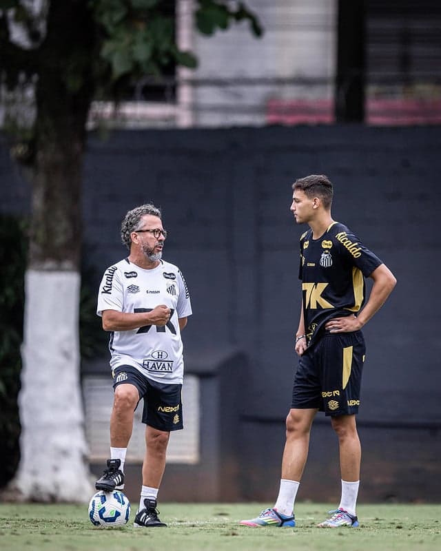 César Sampaio comanda treino no CT Rei Pelé