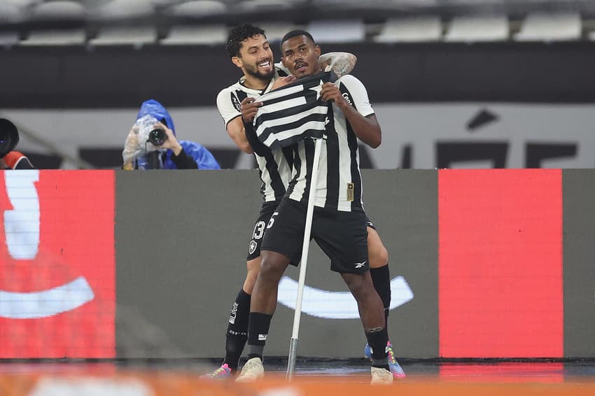Cuiabano e Alex Telles ( Foto: Vitor Silva/Botafogo)