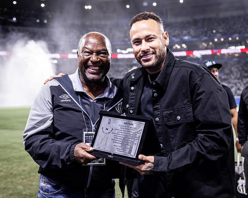 Neymar recebe uma homenagem pelos 100 jogos na Vila Belmiro das mãos do ídolo Edu. (Foto: Raul Baretta/ Santos FC)