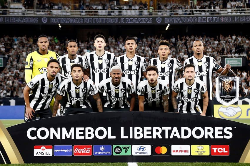 Time do Botafogo antes de partida contra o Estudiantes ( Foto: Vitor Silva/Botafogo)