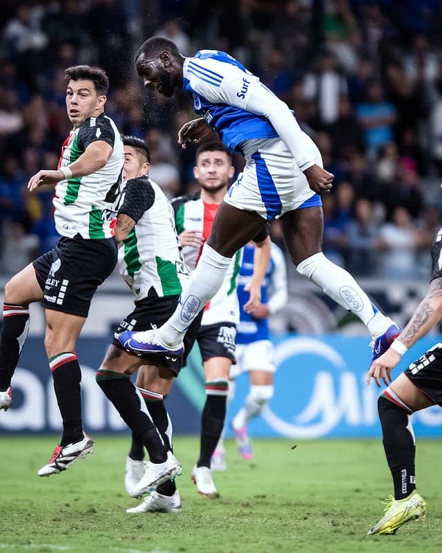 Bolasie marca de cabeça gol do Cruzeiro contra o Palestino (Foto: Gustavo Aleixo/Cruzeiro)