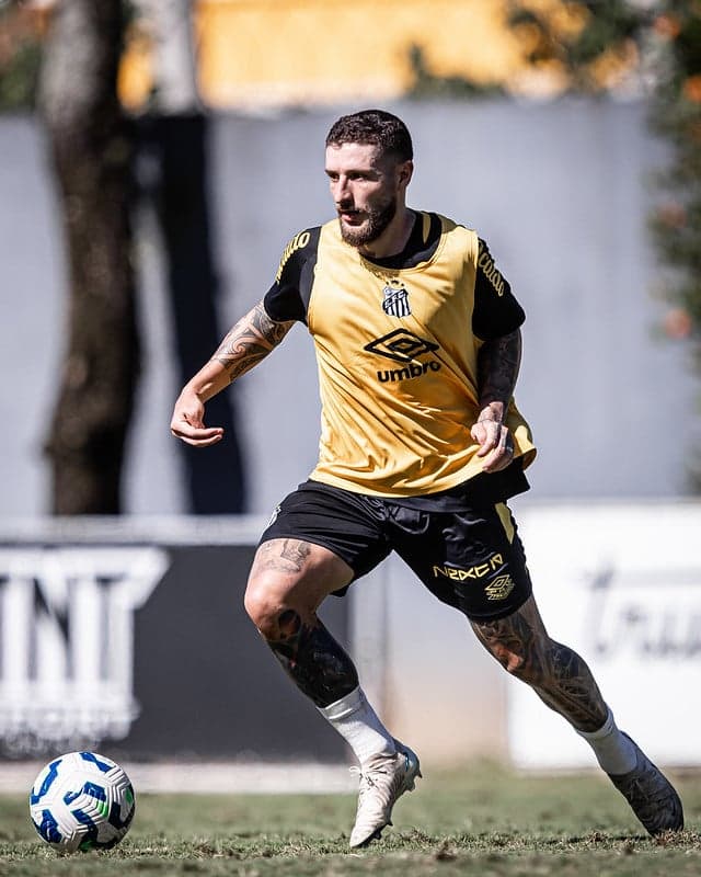 Zé Rafael treina no CT Rei Pelé