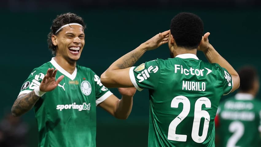 A Fictor patrocina o time profissional do Palmeiras e estampa sua marca na parte de trás da camisa alviverde