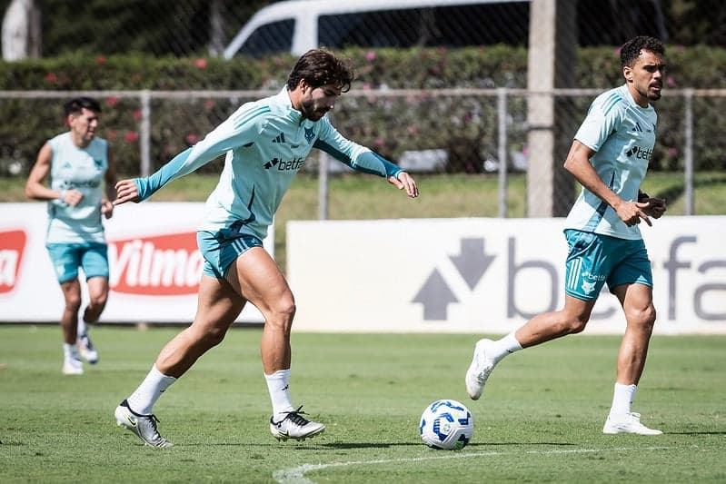 Volante Lucas Silva, do Cruzeiro, em treino na Toca da Raposa (Foto: Gustavo Aleixo/Cruzeiro)