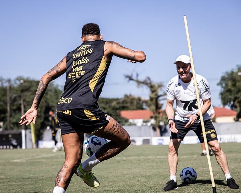 Neymar treina no CT Rei Pelé