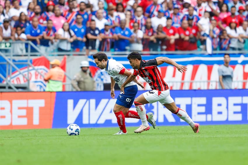 Everton Ribeiro e Ronald disputam a bola no Ba-Vi Foto: Rafael Rodrigues / EC Bahia