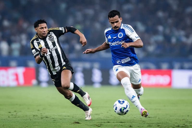 Rony, do Atlético-MG, e Kaiki, do Cruzeiro, no clássico (Foto: Gustavo Aleixo/Cruzeiro)