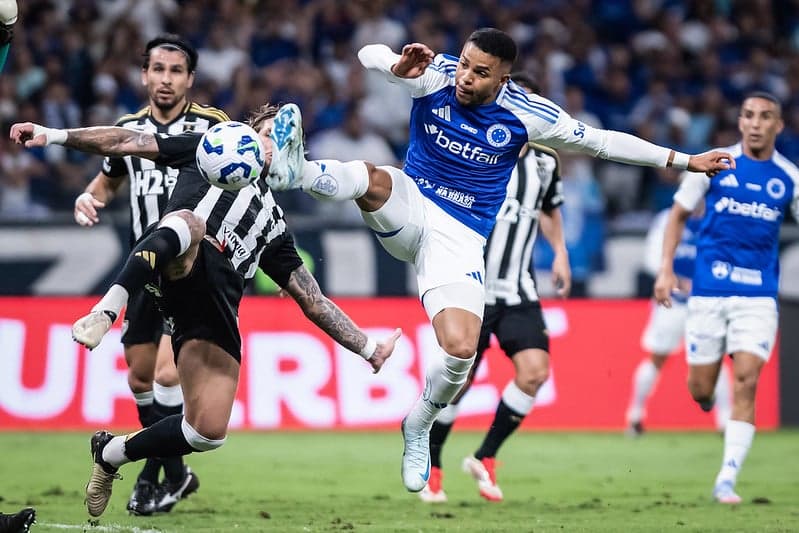 Wanderson, do Cruzeiro, e Lyanco, do Atlético-MG, no clássico no Mineirão (Foto: Gustavo Aleixo/Cruzeiro)