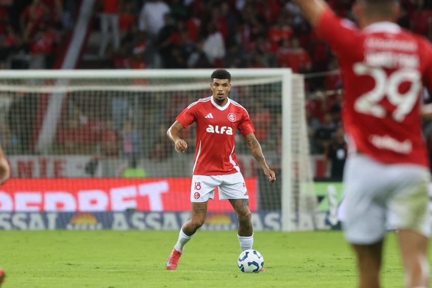 Juninho, zagueiro do Internacional