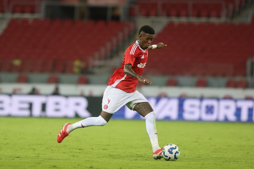 Vitão, zagueiro do Internacional