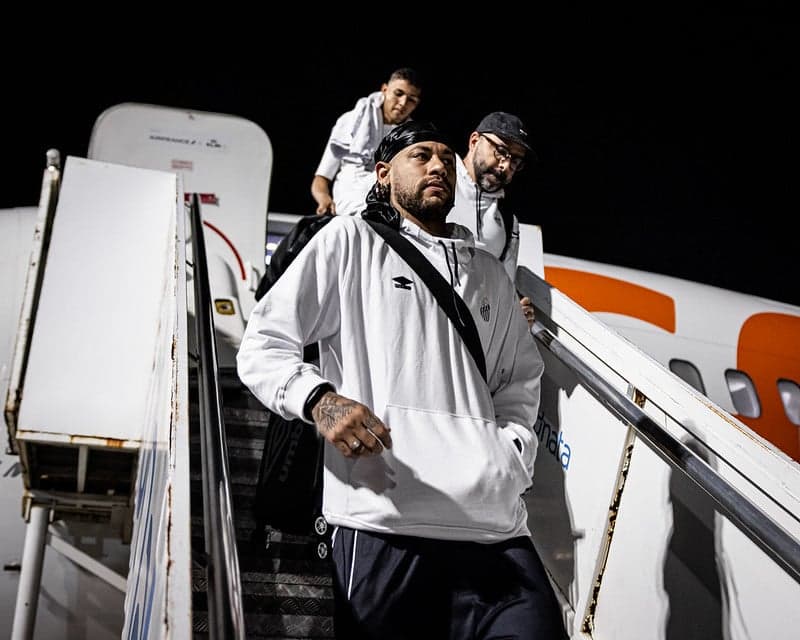 Neymar viaja com o elenco do Santos para Alagoas
