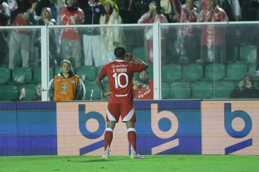 Alan Patrick, meia do Internacional, comemora gol de falta