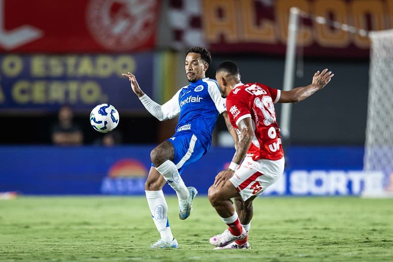 Matheus Pereira, do Cruzeiro, e Willian Formiga, do Vila Nova-GO (Foto: Héber Gomes/Cruzeiro)