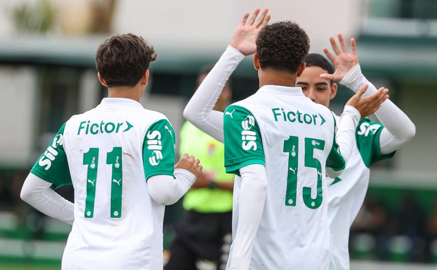 A Fictor patrocina o time de base do Palmeiras e estampa sua marca nas costas e no espaço master da camisa do clube
