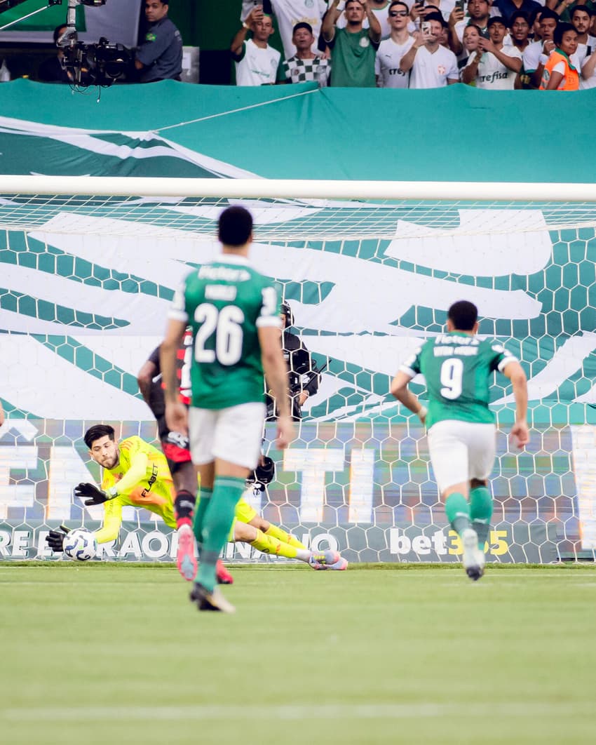 Rossi defendeu pênalti de Piquerez (Foto: Adriano Fontes/Flamengo)