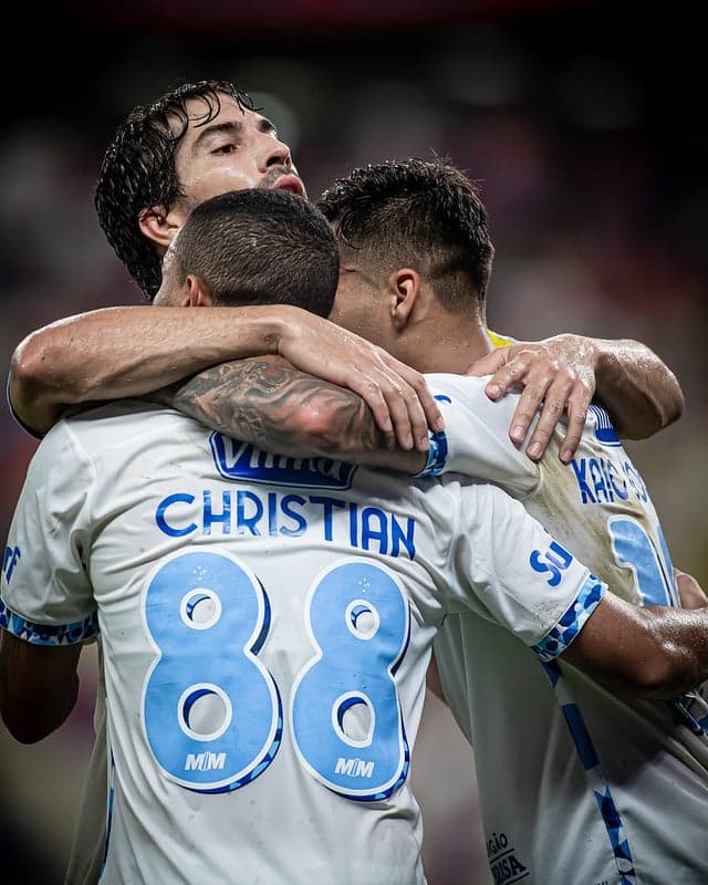 Volante Lucas Silva comemora gol do Cruzeiro contra o Fortaleza (Foto: Samuel Andrade/Cruzeiro)